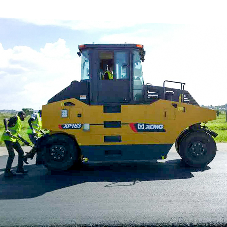 XCMG 16 ton pneumatic tyre roller XP163 static road roller for sale.